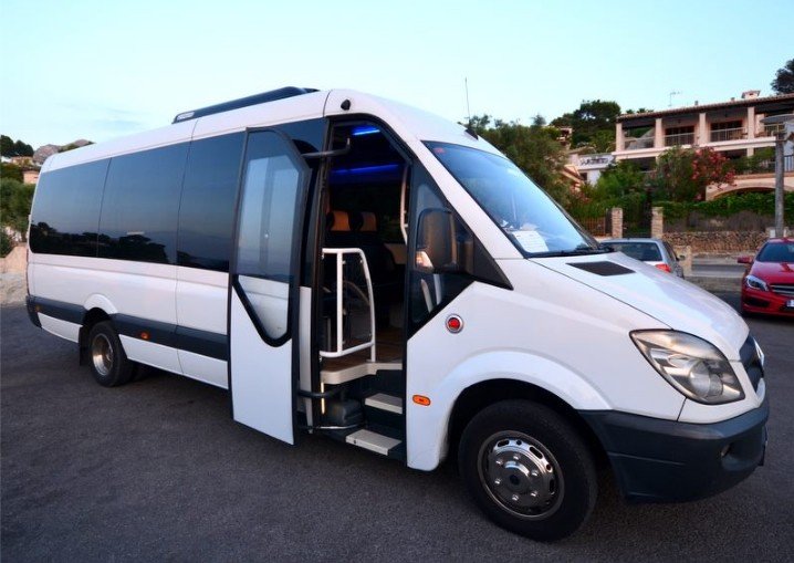 Family airport transfers in Mallorca from airport to hotel